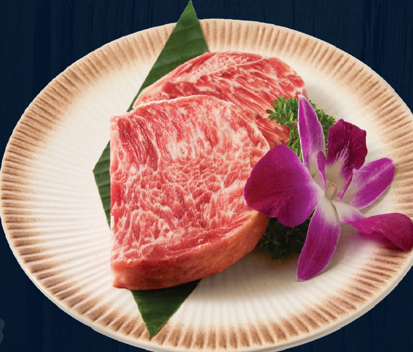 Đĩa bò Phú Sĩ cắt dày, vân mỡ trắng, trang trí hoa lan tím