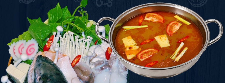 Lẩu hải sản nước đỏ với cá, mực, nấm kim châm