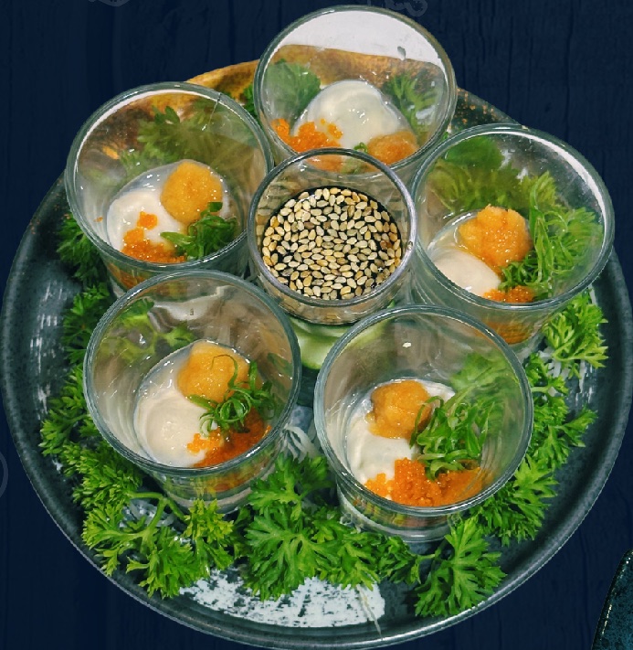 Sashimi hàu sữa trong sáu ly thủy tinh nhỏ