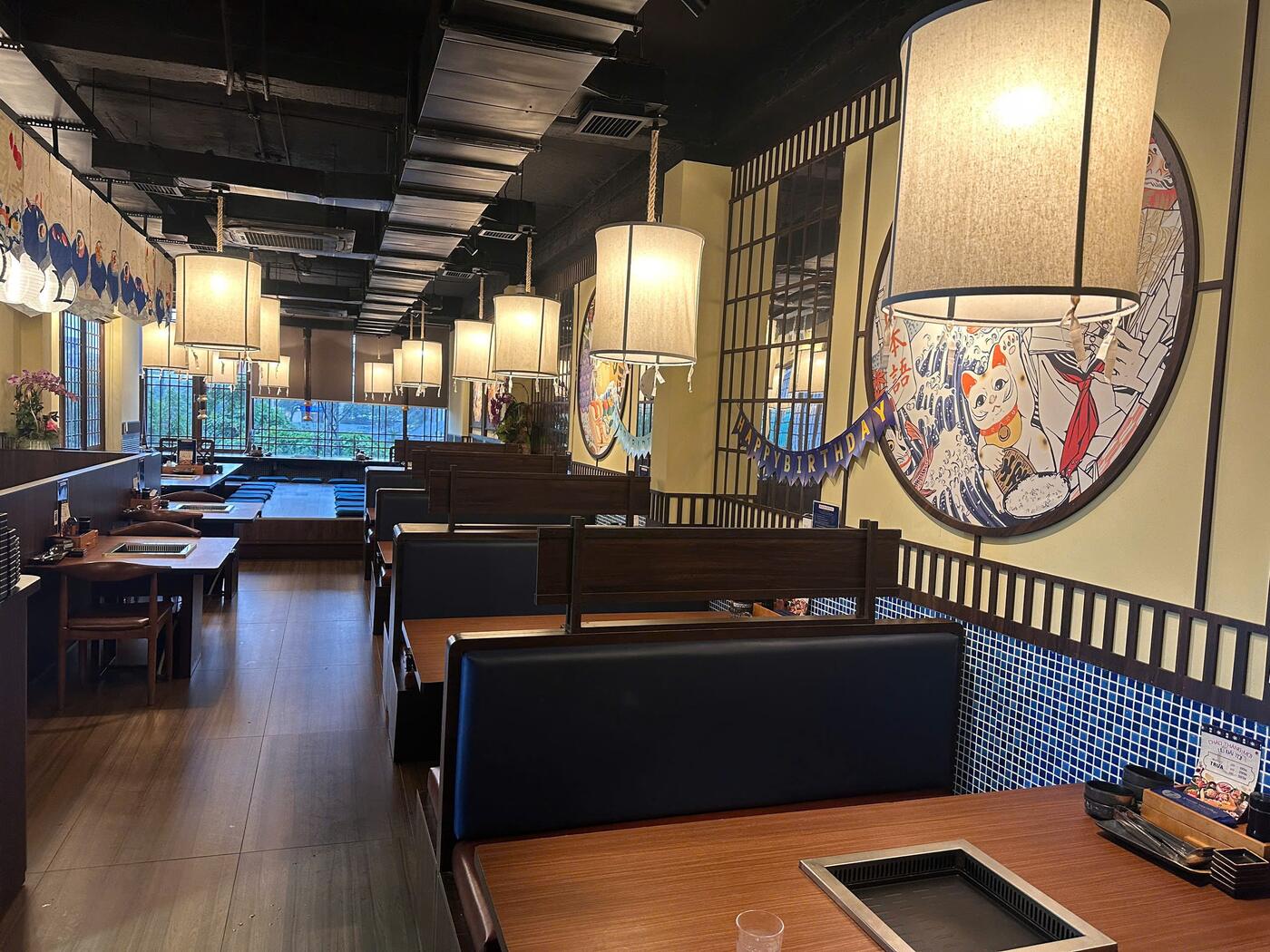 Hàng booth sofa cạnh tranh mèo may mắn