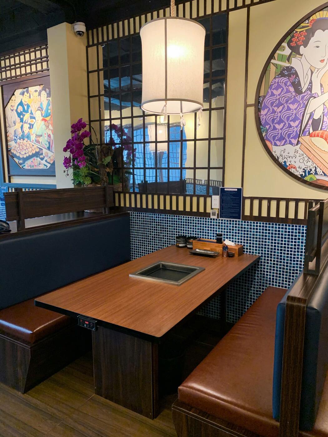 Bàn booth cạnh tranh thiếu nữ Nhật
